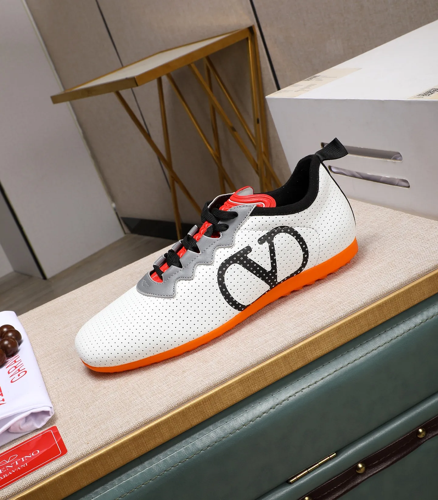 Men's Men's Shoes 💰620 VALENTINO 🌹🌹🌹2025 Valentino's latest spring sneakers! The counter 🔥 recommends RUNBOOT, which is lightweight and comfortable. It has a multi-functional design that integrates blue sneakers, running shoes, and fashionable sneakers to create a cool on-foot effect. ♥️♥️Fashionable sneakers that are sought after by many popular celebrities and fashion influencers♥️♥️. 👉All-round original 1:1 high-end production 👉Fabrics: Two options: delicate, soft and comfortable eyelet lambskin and high-end technical fabrics 👍Super soft suede special lining inside 👍Outsole wear-resistant TPU material 👍Full set of original counter packaging